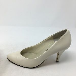 VINTAGE NEWPORT NEWS WHITE HEELS 7M
